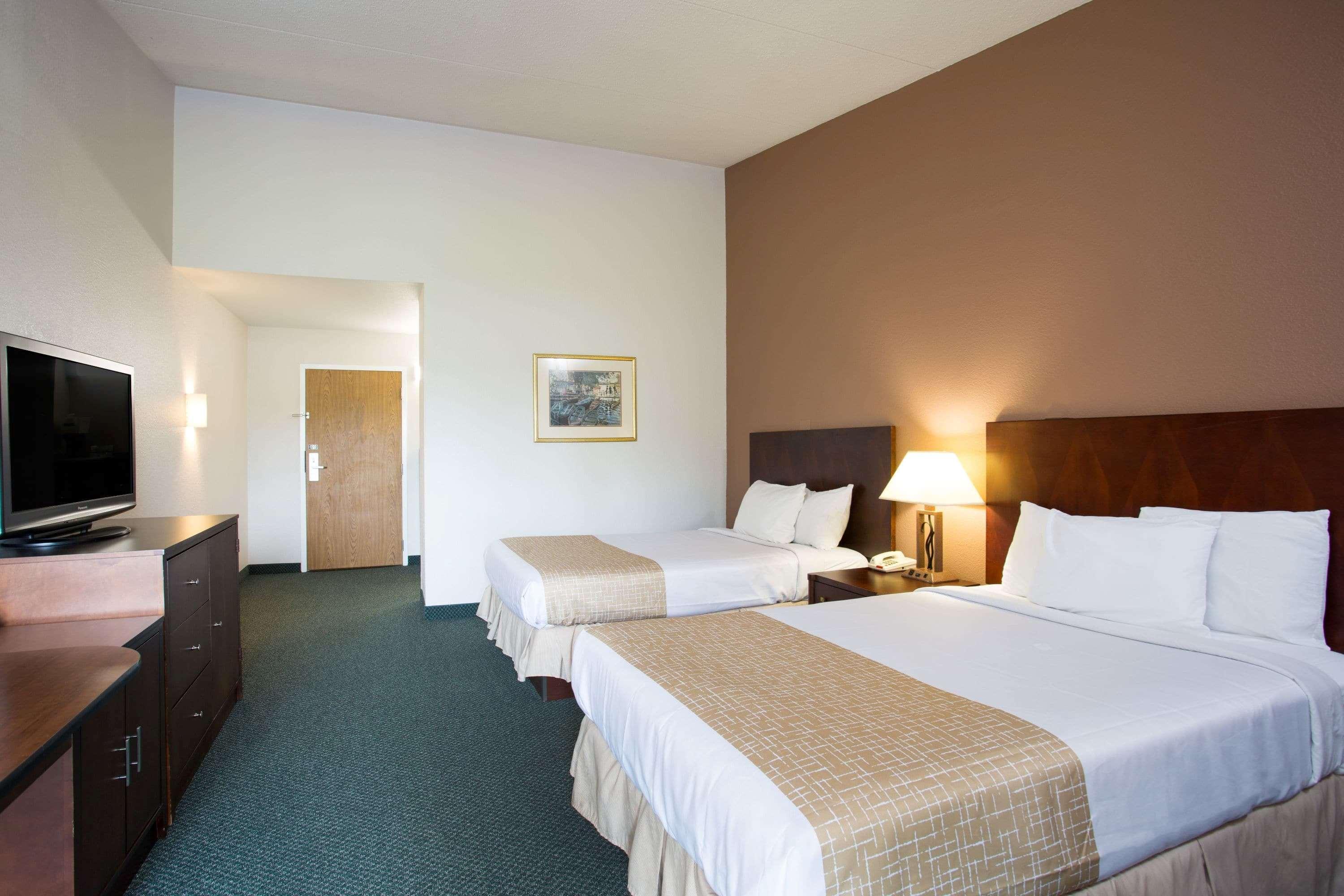 Travelodge By Wyndham ווית'וויל מראה חיצוני תמונה