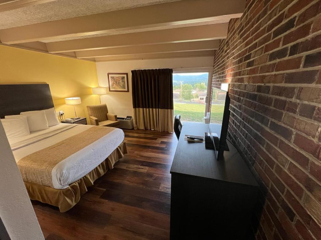 Travelodge By Wyndham ווית'וויל מראה חיצוני תמונה